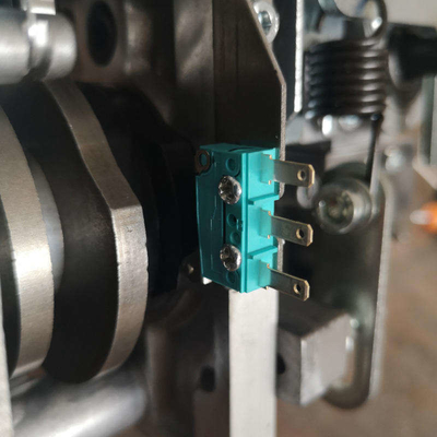 Machine à bandes semi-automatique pour palettes en carton ondulé