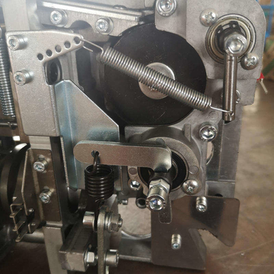 Machine à bandes semi-automatique pour palettes en carton ondulé